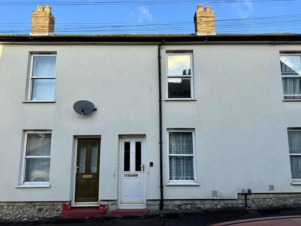 Lot: 144 - HOUSE IN NEED OF IMPROVEMENT - Mid terrace house